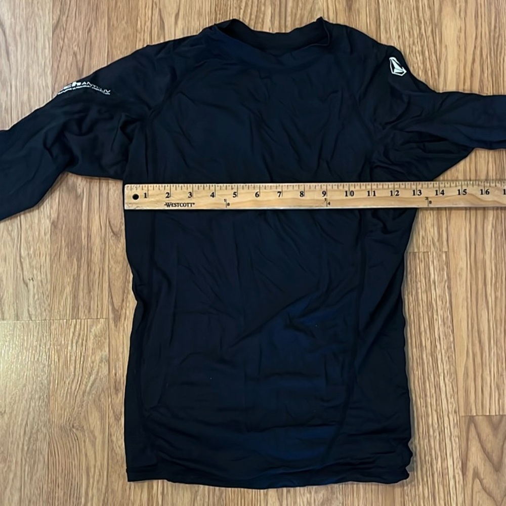 Volcom Rash Guard Rashguard  Black Long Sleeve Performance Shirt small S - Picture 3 of 7